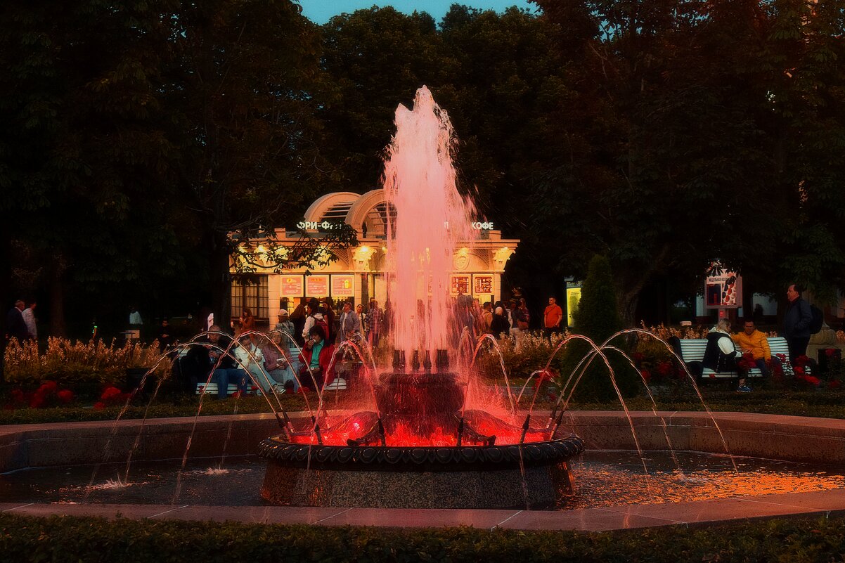 Вечером всё подсвечено. - Татьяна Помогалова Вечером всё подсвечено. - Татьяна Помогалова