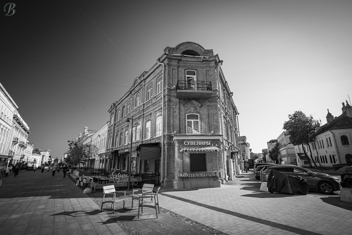 На углу. - Валерий 