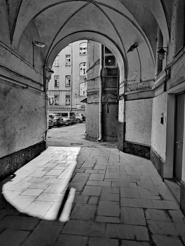 Арка московского двора. Черно-белая фотография - Любимова Ольга 