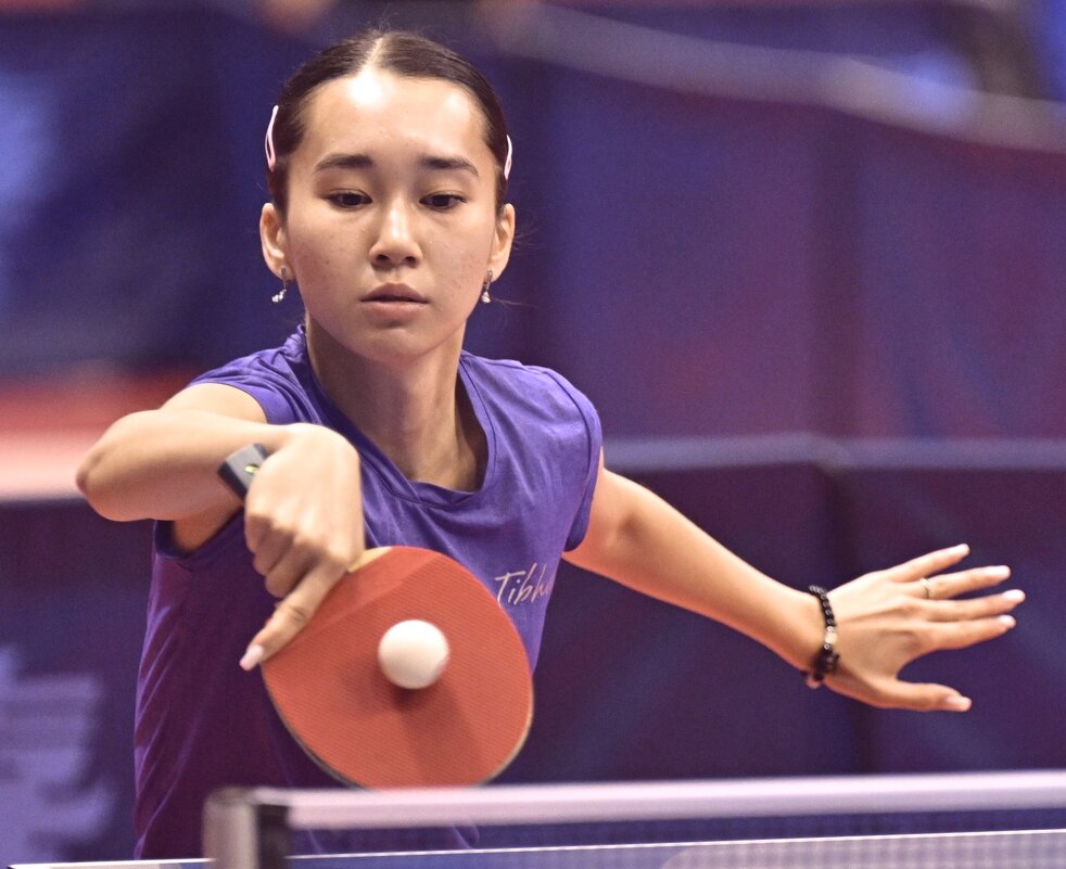 Играют девушки в настольный теннис. - Георгиевич 