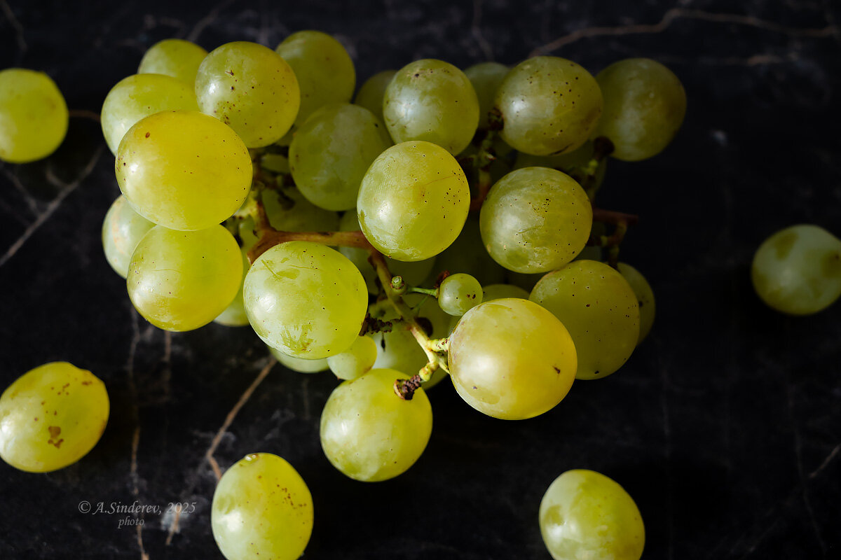 Виноград на столе - Александр Синдерёв
