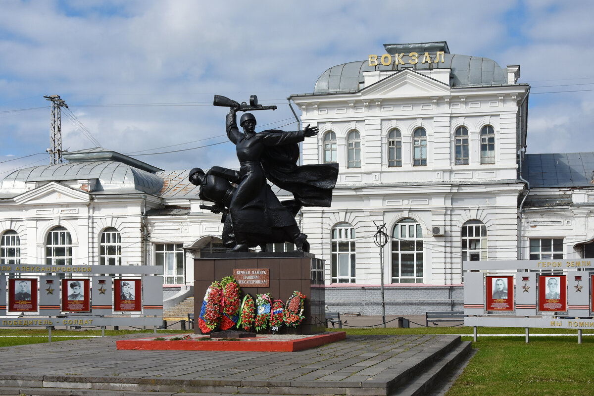 Владимирская область. Город Александров. Комсомольская площадь. - Наташа ***** Владимирская область. Город Александров. Комсомольская площадь. - Наташа *****