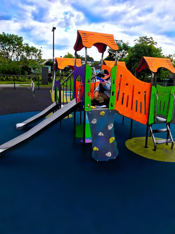 НА   ДЕТСКОЙ   ПЛОЩАДКЕ (2) - Анатолий Малобродский