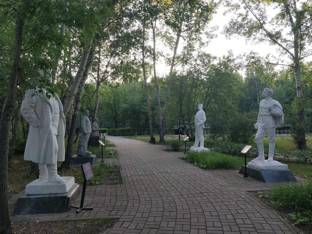 Аллея статуй... - Андрей Хлопонин