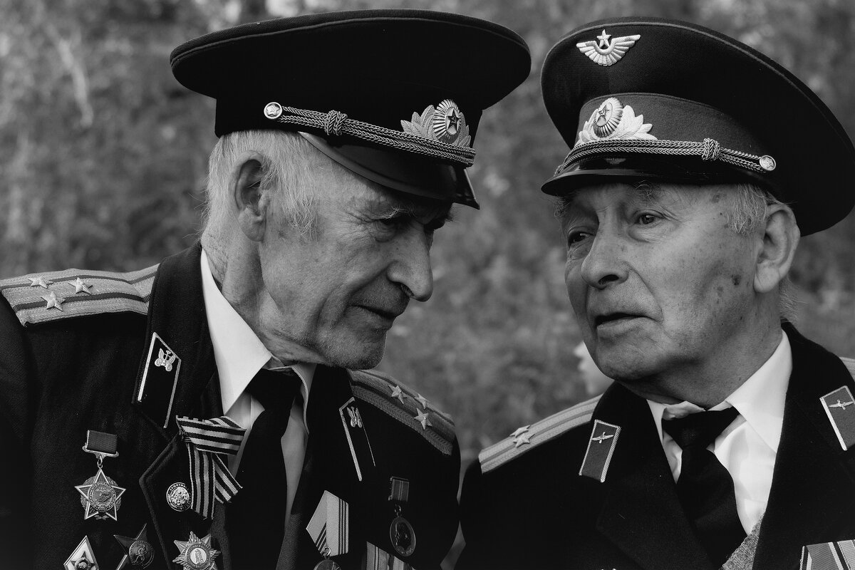 НЕ СТАРЕЮТ ДУШОЙ ВЕТЕРАНЫ... - Александр 