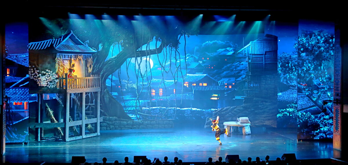 сцена в театре... - Andrey Bragin 