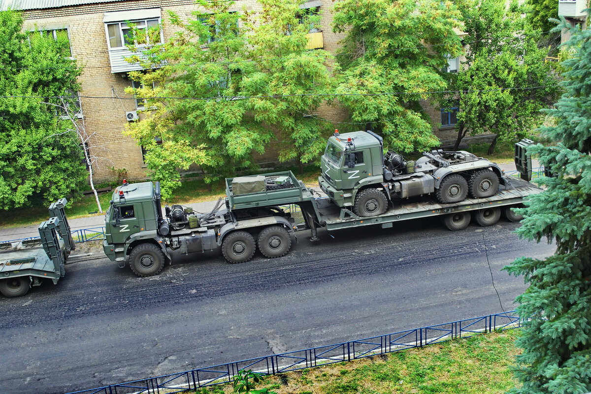 Армейский тягач везут на ремонт - Александр Лычагин Армейский тягач везут на ремонт - Александр Лычагин