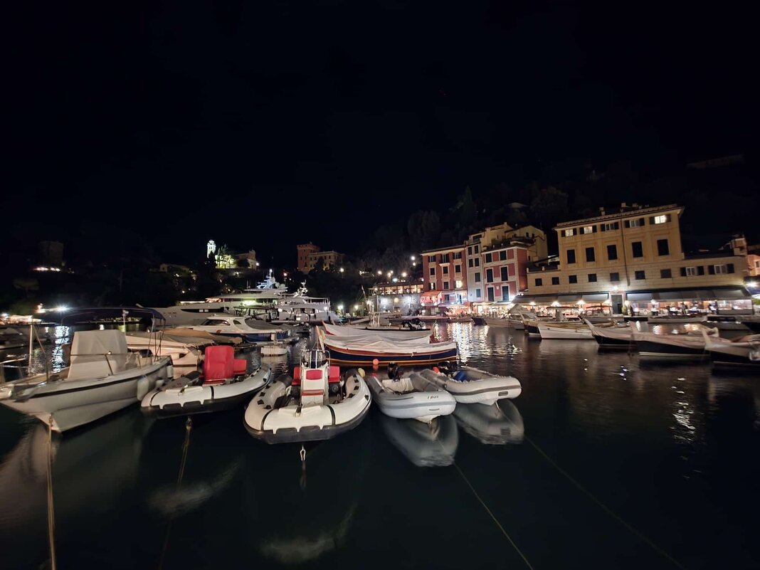 Темнота - норма, свет- отражение от ближней звезды. - Alexey YakovLev