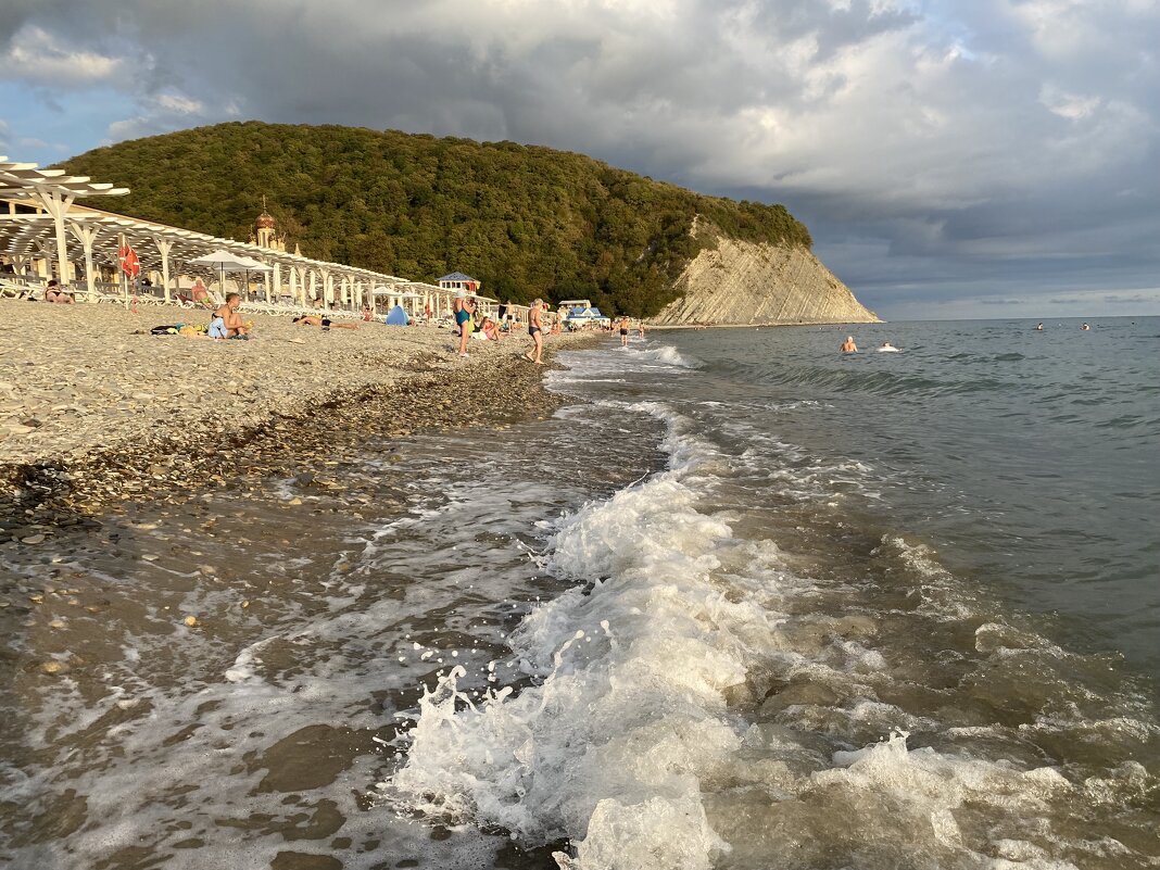 Гора Ёжик. А 26.09. пляж опустеет: ветер с гор 15м/с , t=+17*воздуха, а +21* ВОДА -красота. - Alexey YakovLev