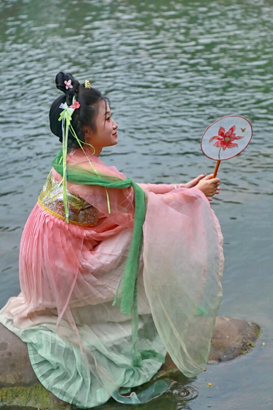 девушка с веером - Andrey Bragin девушка с веером - Andrey Bragin