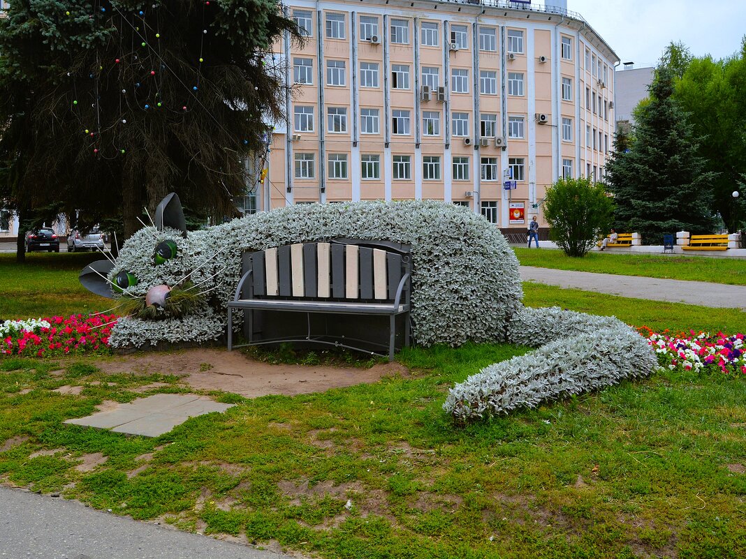 Чебоксары. Декоративная клумба "Кошка" на пр. Ленина. - Пётр Чернега Чебоксары. Декоративная клумба "Кошка" на пр. Ленина. - Пётр Чернега