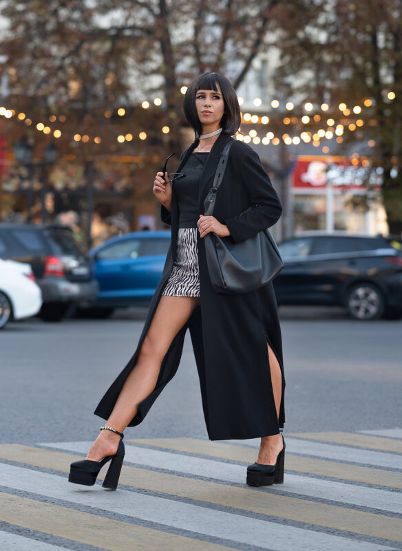 Стильная Мария на пешеходном переходе - Viktoria Anufrieva