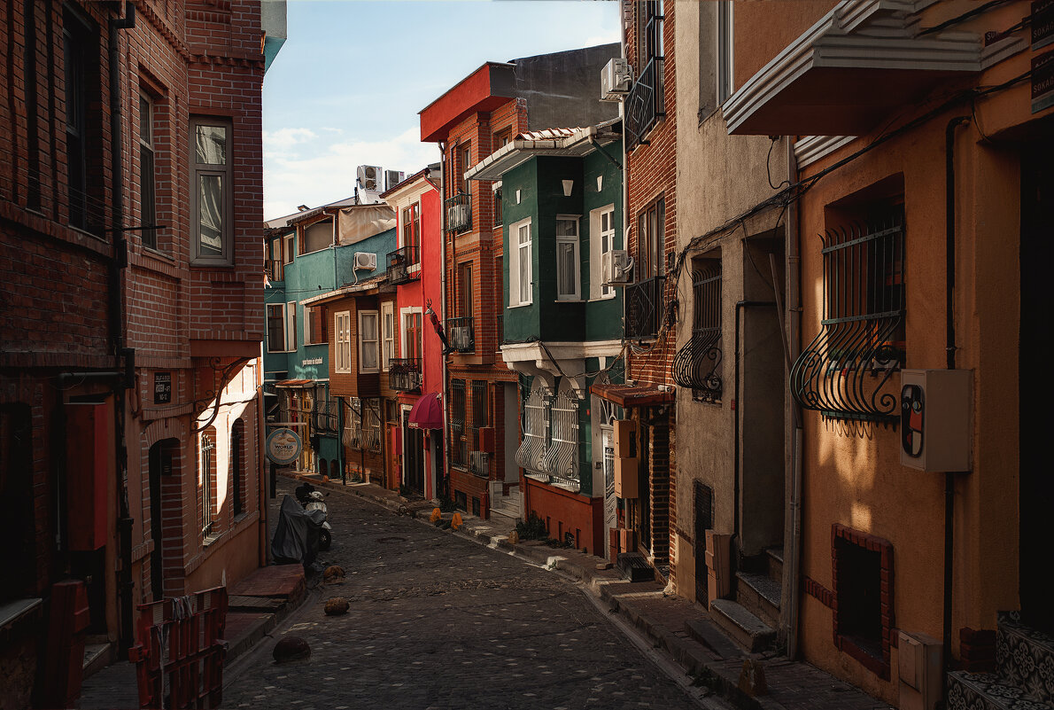 Маленькие улочки большоего города. - Лилия .