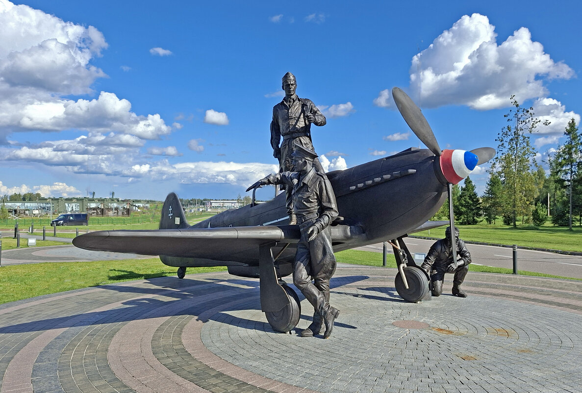 Памятник летчикам дивизии «Нормандия-Неман». - ИРЭН@ .