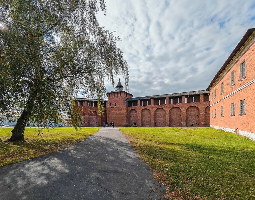 Осень у стены Коломенского Кремля - Валерий Иванович