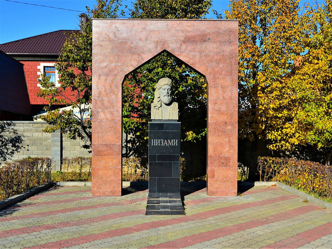 Чебоксары. Памятник Низами Гянджеви. - Пётр Чернега