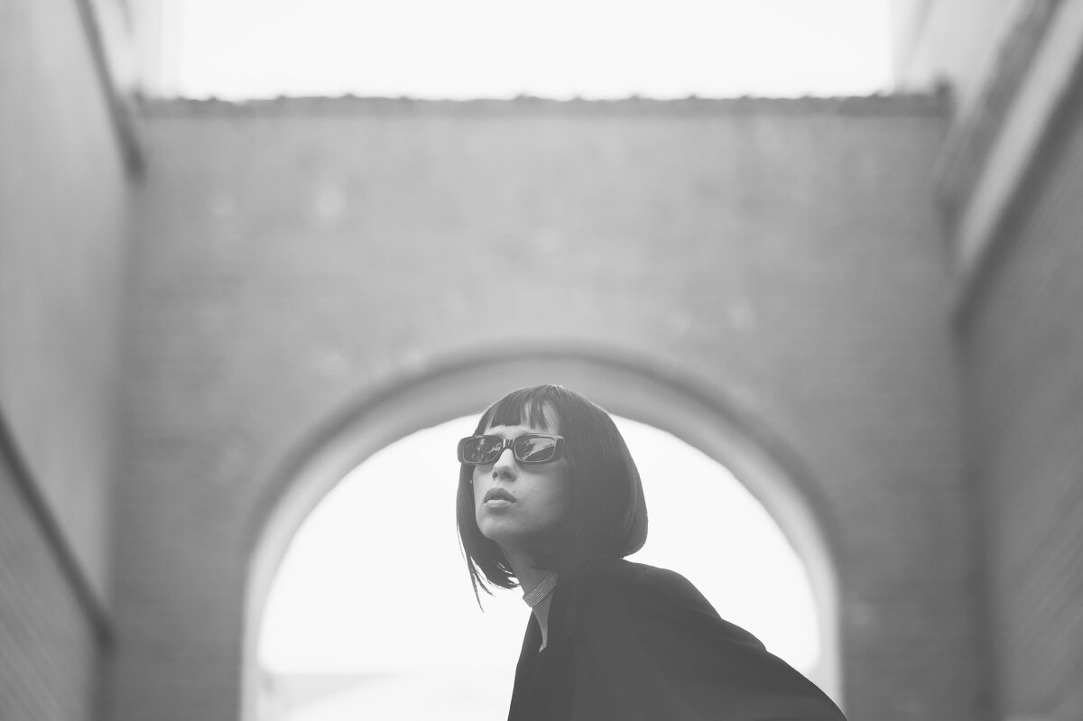 Мария в стильных очках на фоне арки - Viktoria Anufrieva