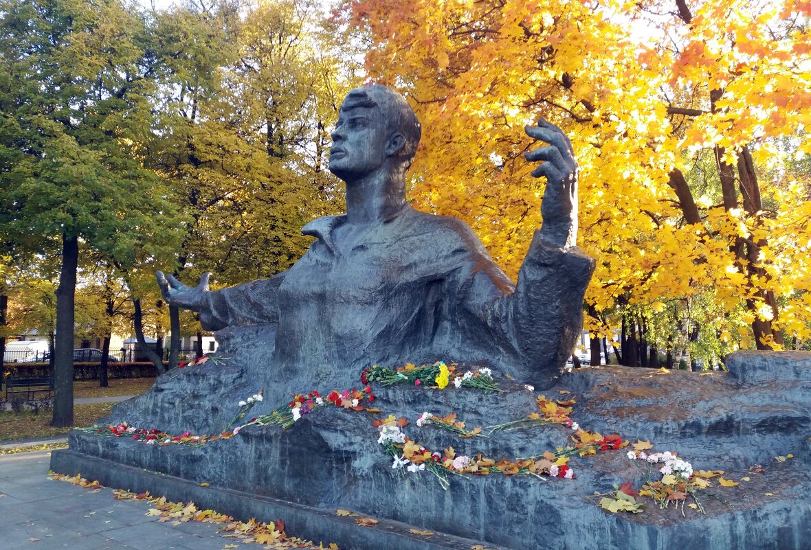 Памятник Сергею Есенину в Рязани. 3 октября 2025г Сергею Есенину - 130 лет ! - Galina Solovova