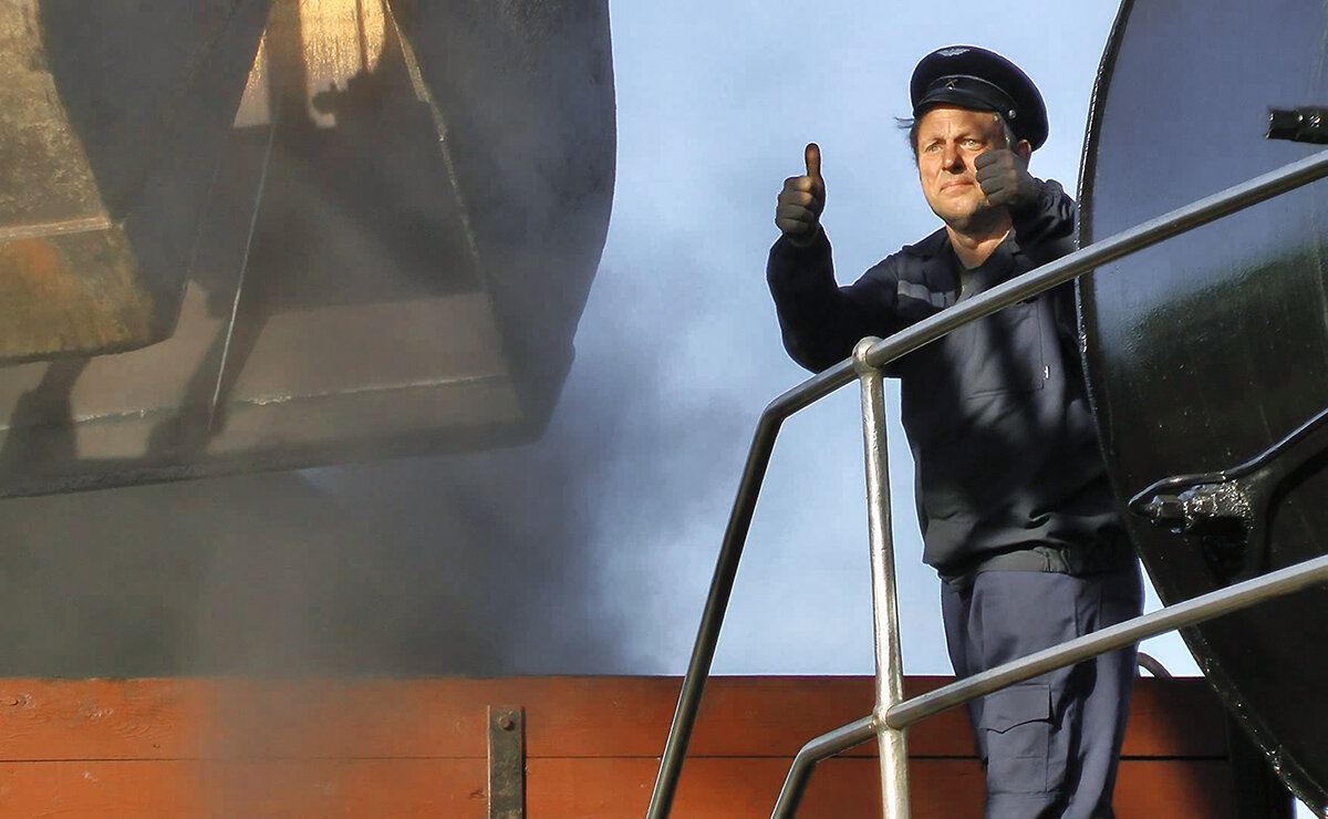 Машинист паровоза Евгений Ульянцев в Щербинке в 2012 году. - Игорь Олегович Кравченко Машинист паровоза Евгений Ульянцев в Щербинке в 2012 году. - Игорь Олегович Кравченко