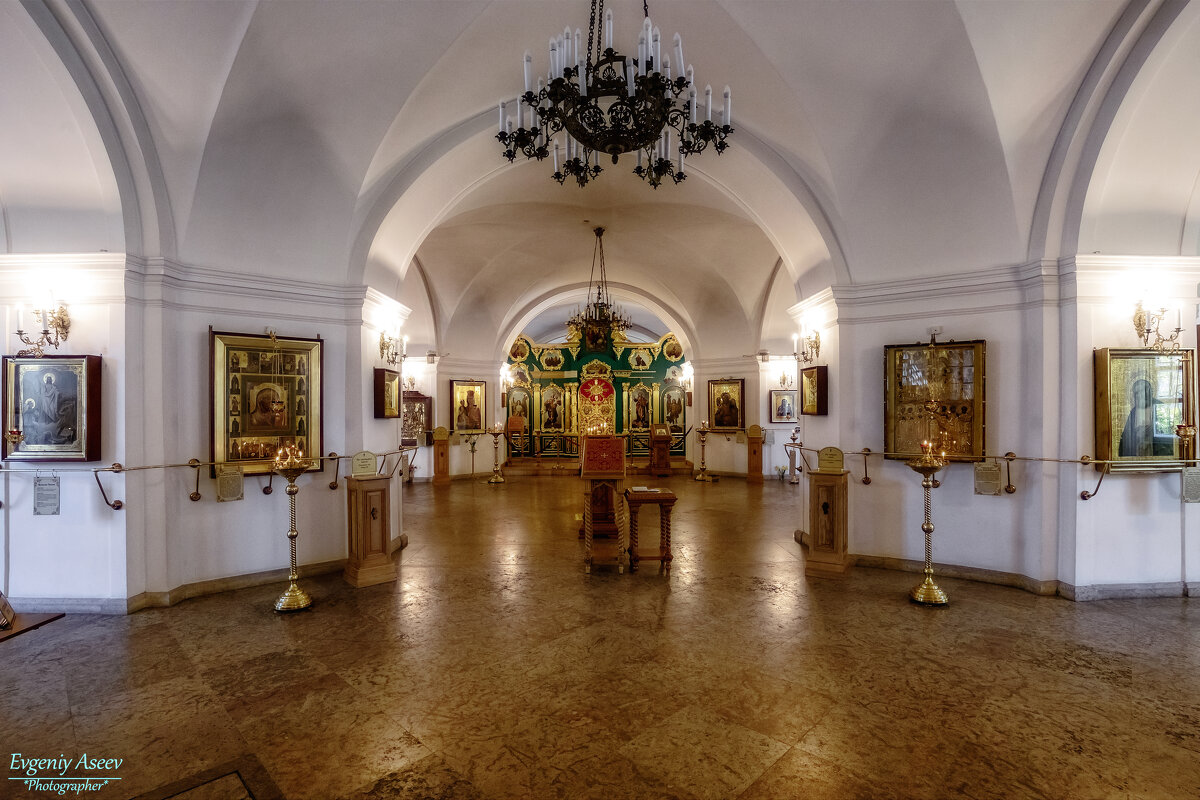 Раннее утро в соборе - Евгений 