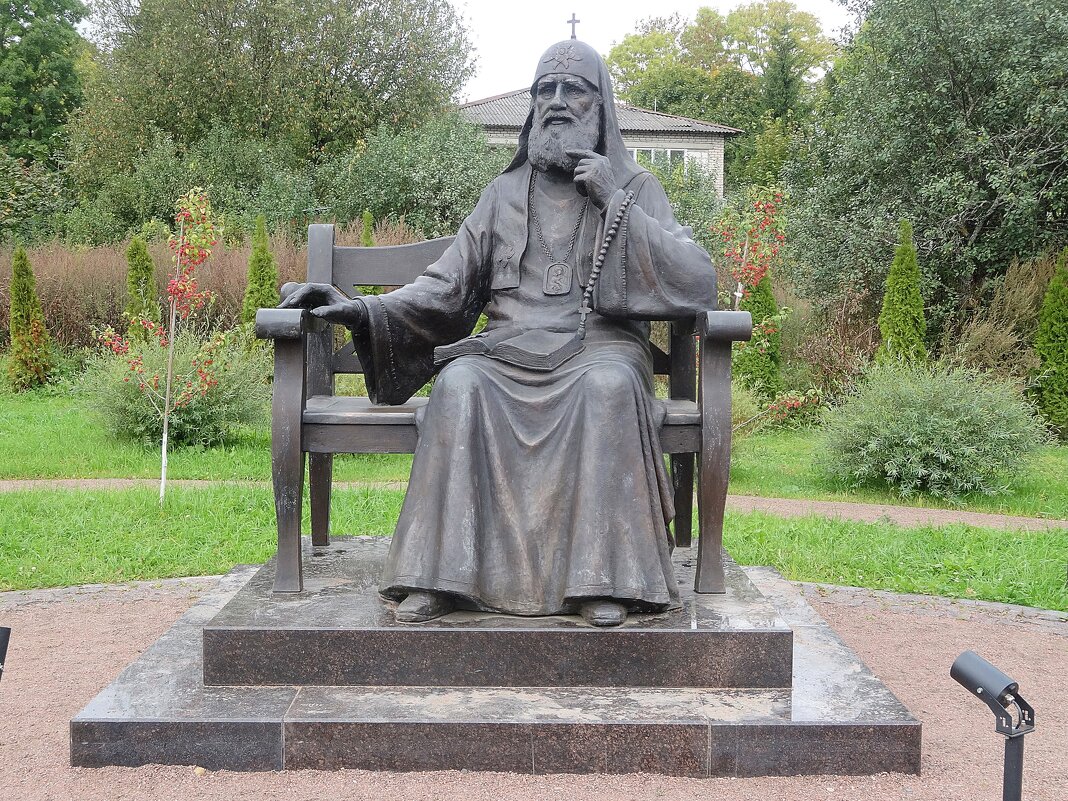 Памятник Патриарху Тихону - Лидия Бусурина