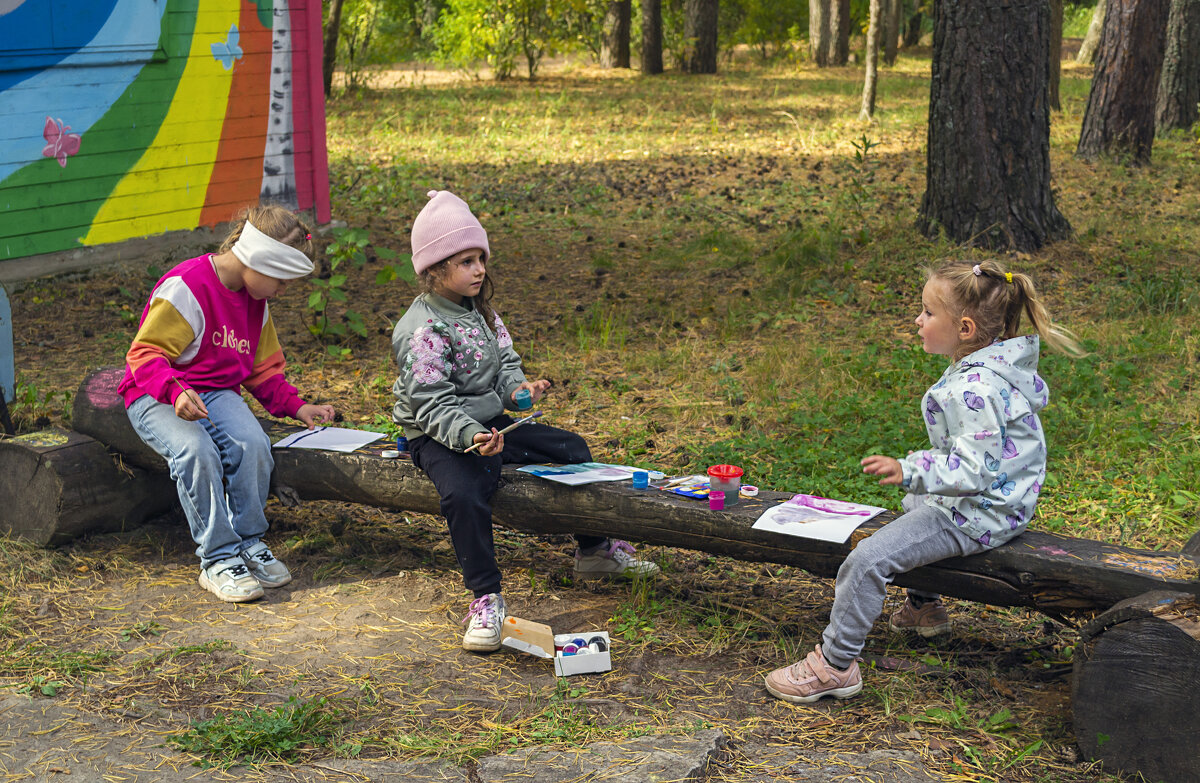 Дети рисуют на прогулке - Сергей Цветков