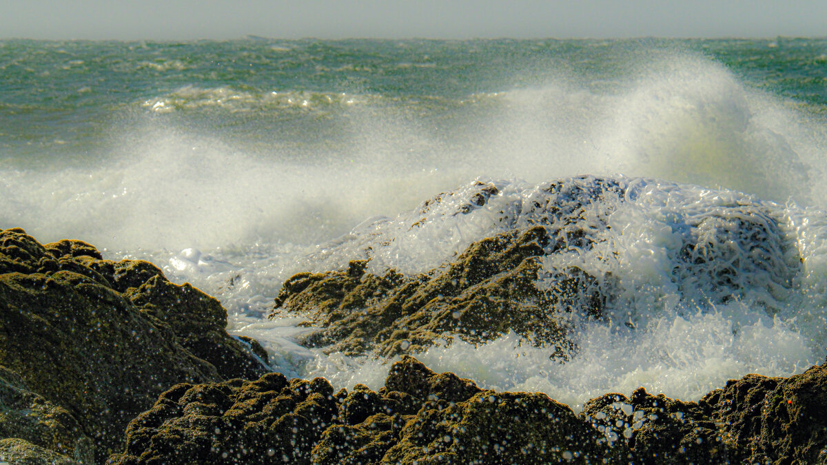 Нападение волн на скалу - Георгий А