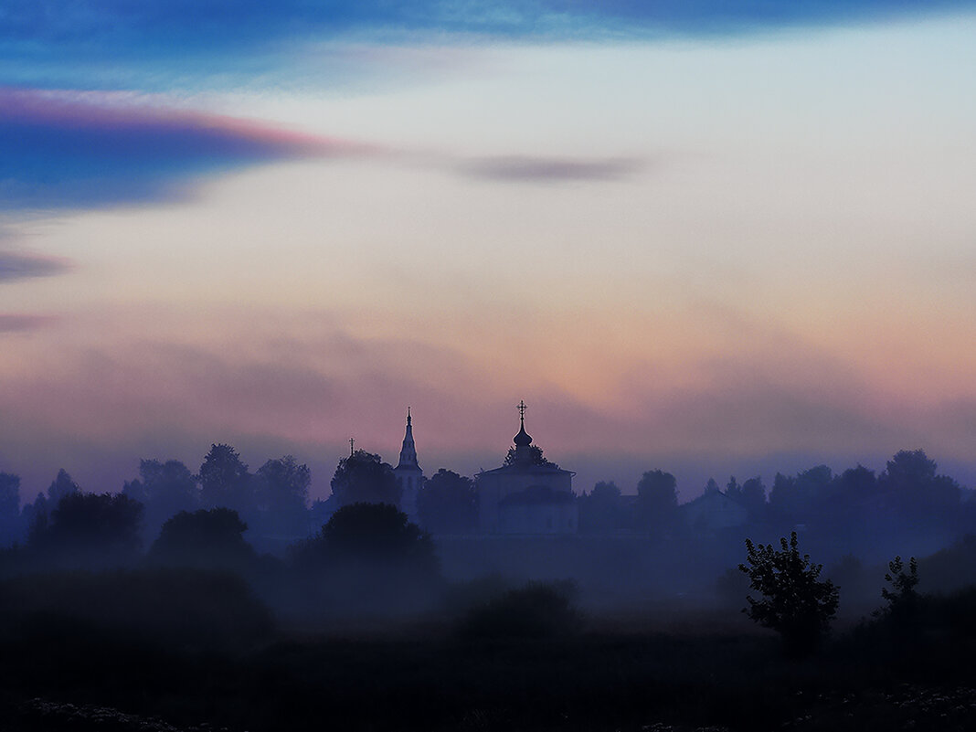 С высокого берега Каменки за полями видно село Кидекша. - Валерий Гришин