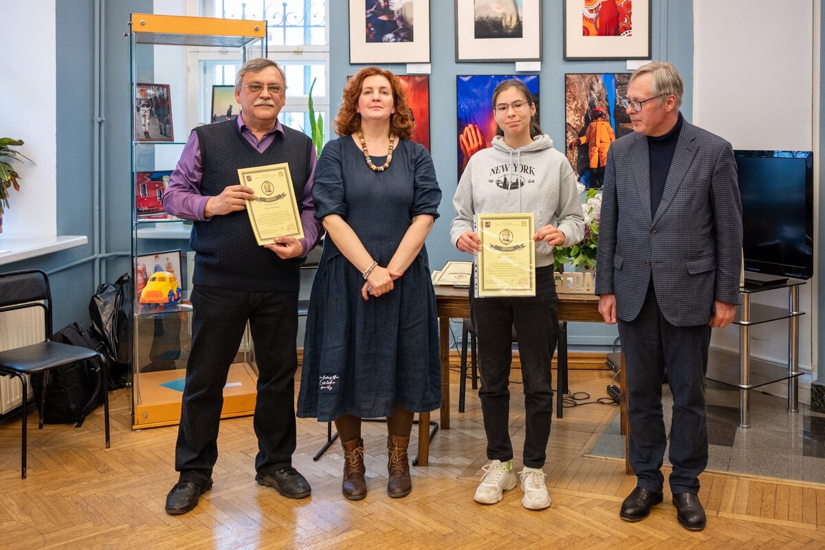 Саша  среди  начальства - Фотогруппа Весна