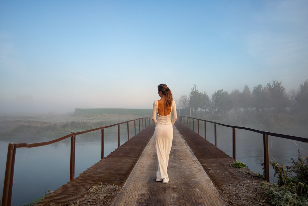 девушка в белом платье - Алексей Чигвинцев