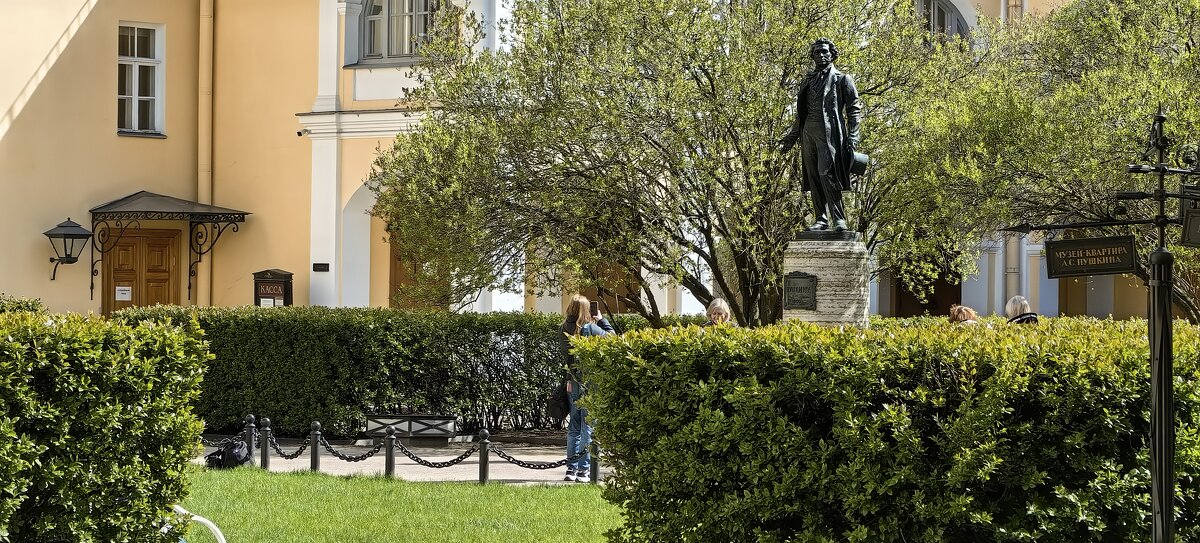 Двор музейного комплекса "Мойка, 12 -- Последняя квартира А.С.Пушкина" - Стальбаум Юрий 