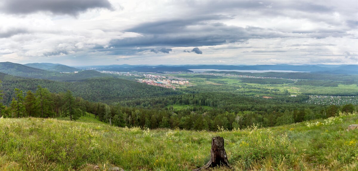 На горе Лысая. Вид на г. Миасс, Машгородок и озеро Тургояк (панорама). - Алексей Трухин
