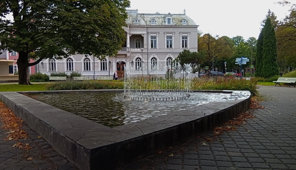 Осень у фонтанчика .. - Татьян@ Ивановна