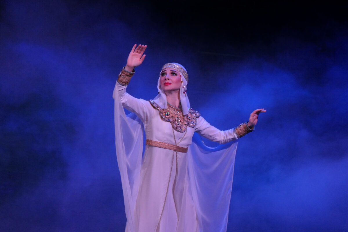 Выплывает словно Пава - Валерий Судачок