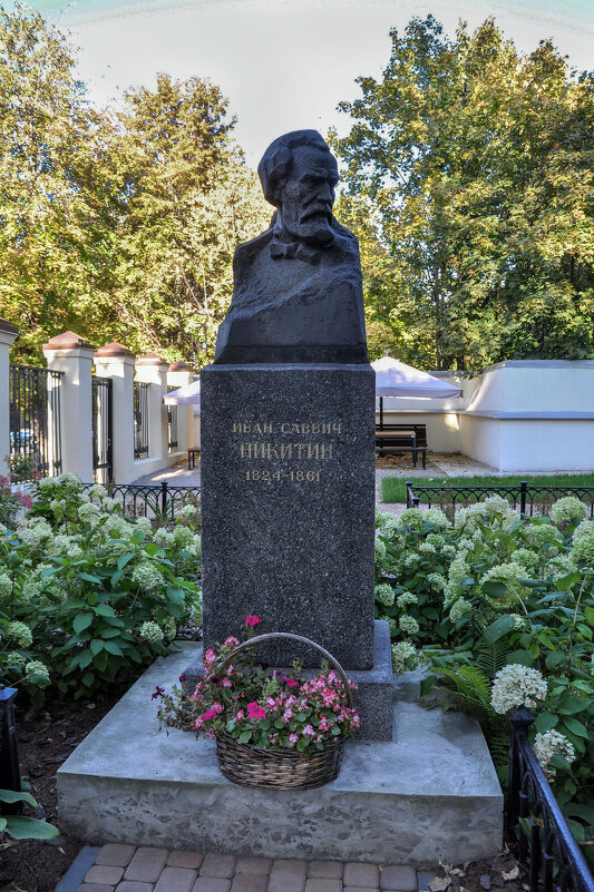 Бюст И.С. Никитина на территории музея - Татьяна Машошина