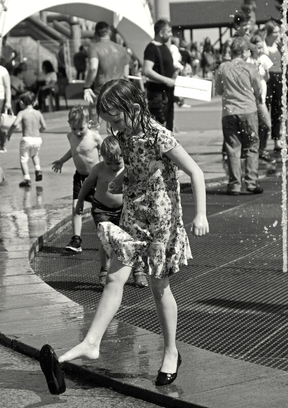 У фонтана - СЮ 