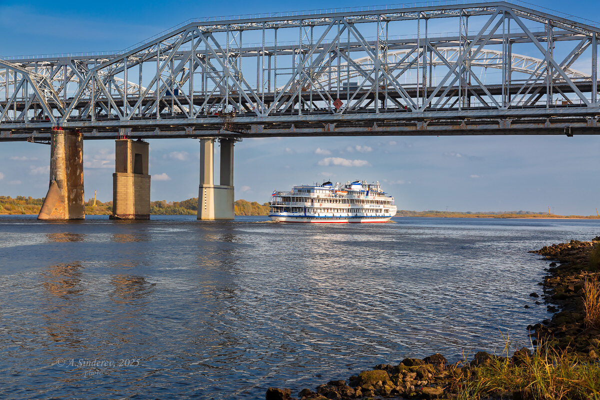 Теплоход удаляется по реке - Александр Синдерёв