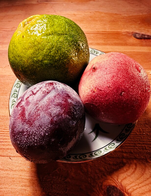 Кучка овощей или фруктов, - весьма неудачно расположенных... - Александр Деревяшкин