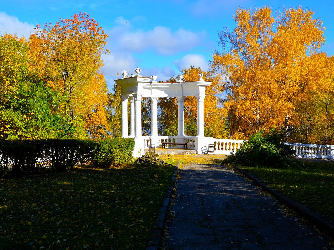 Чебоксары. Ротонда на осенней Аллее влюблённых. - Пётр Чернега Чебоксары. Ротонда на осенней Аллее влюблённых. - Пётр Чернега