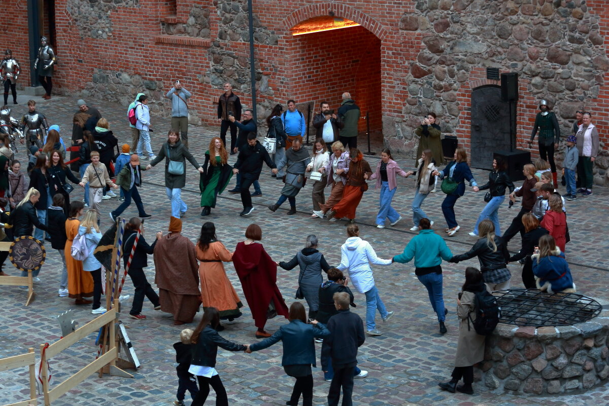 Два прихлопа три притопа - Андрей Николаевич Незнанов