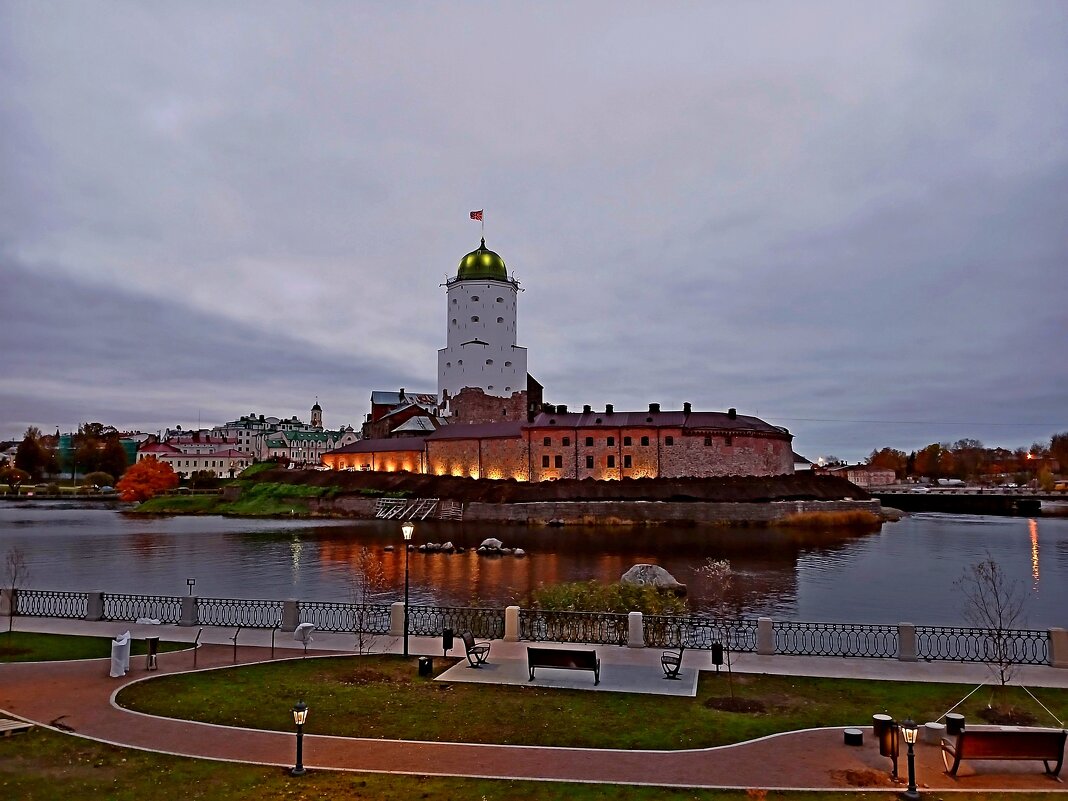 Вечер... башне включили подсветку. - Лия ☼