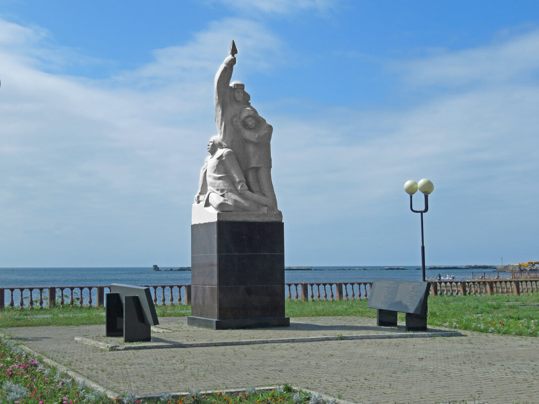 Памятник погибшим рыбакам невельских траулеров «Севск», «Себеж» и «Нахичевань» - ИРЭН@ . Памятник погибшим рыбакам невельских траулеров «Севск», «Себеж» и «Нахичевань» - ИРЭН@ .