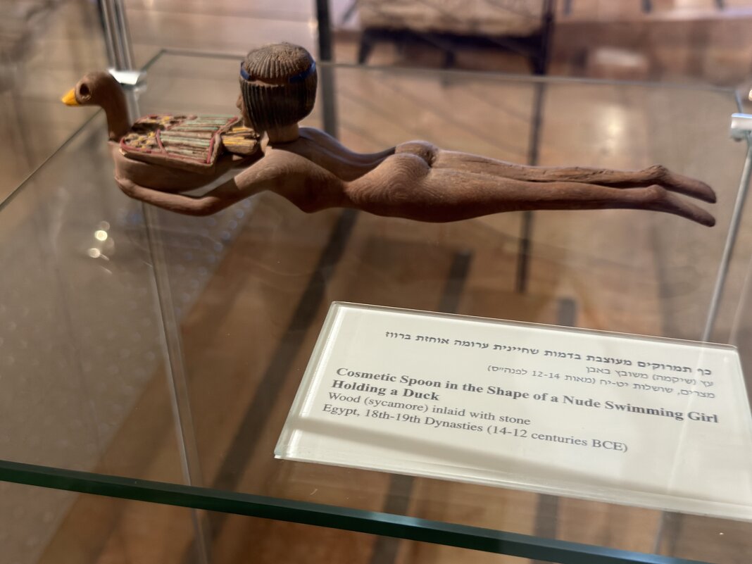 Древняя скульптура богини-купальщицы. - Александр Деревяшкин Древняя скульптура богини-купальщицы. - Александр Деревяшкин