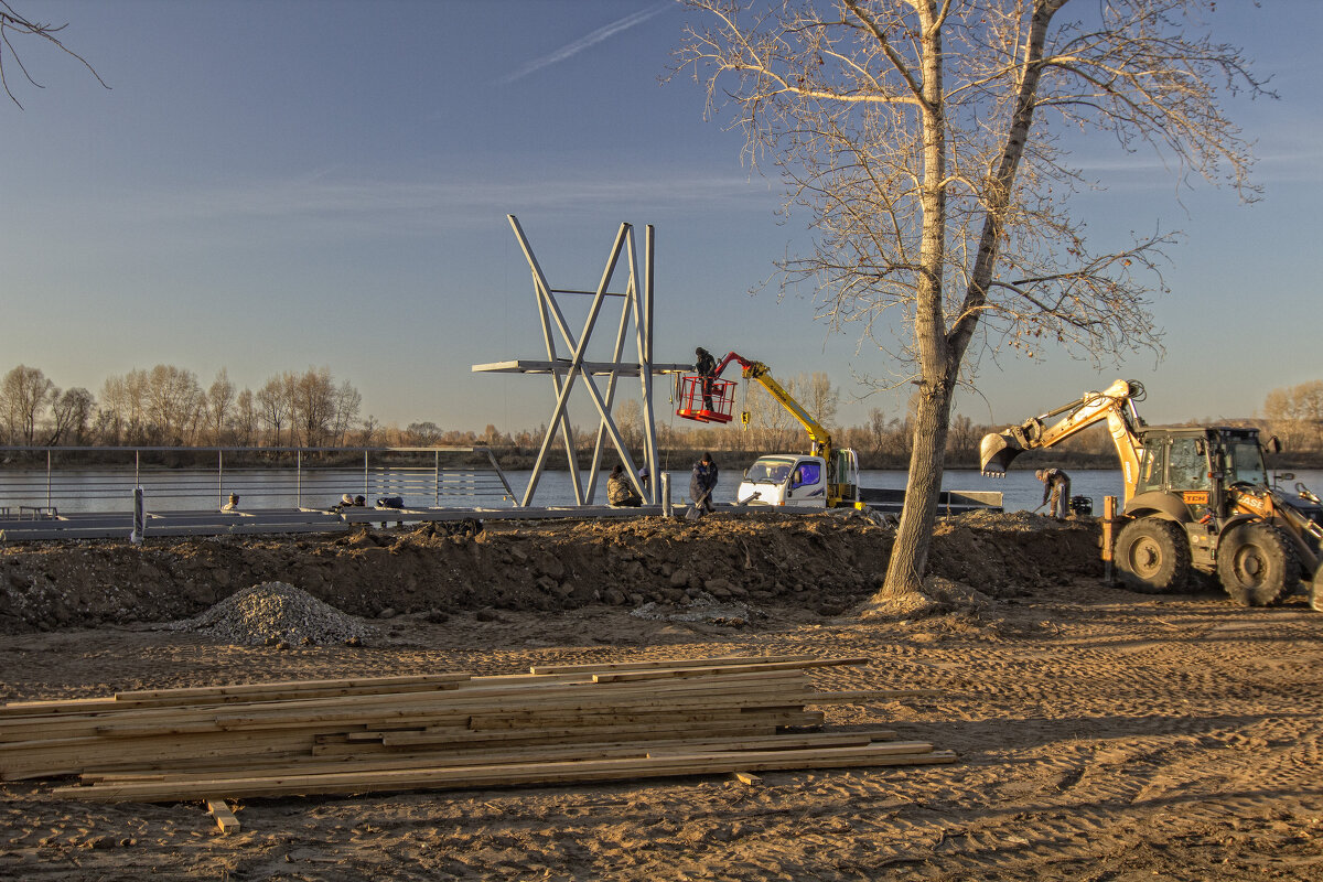 Идёт монтаж вышки для спасателей на набережной в районе городских пляжей - Владимир Кириченко