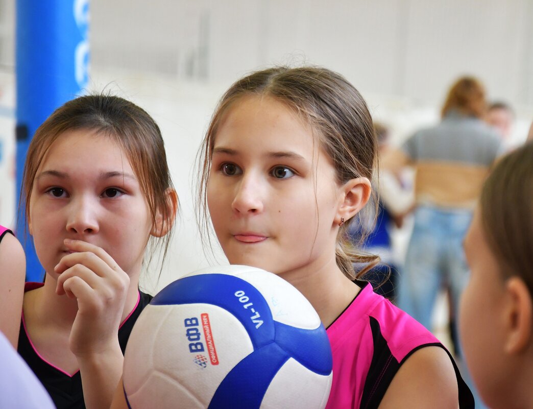 Мы любим волейбол! Арина и Лена. - Василий Кутовой