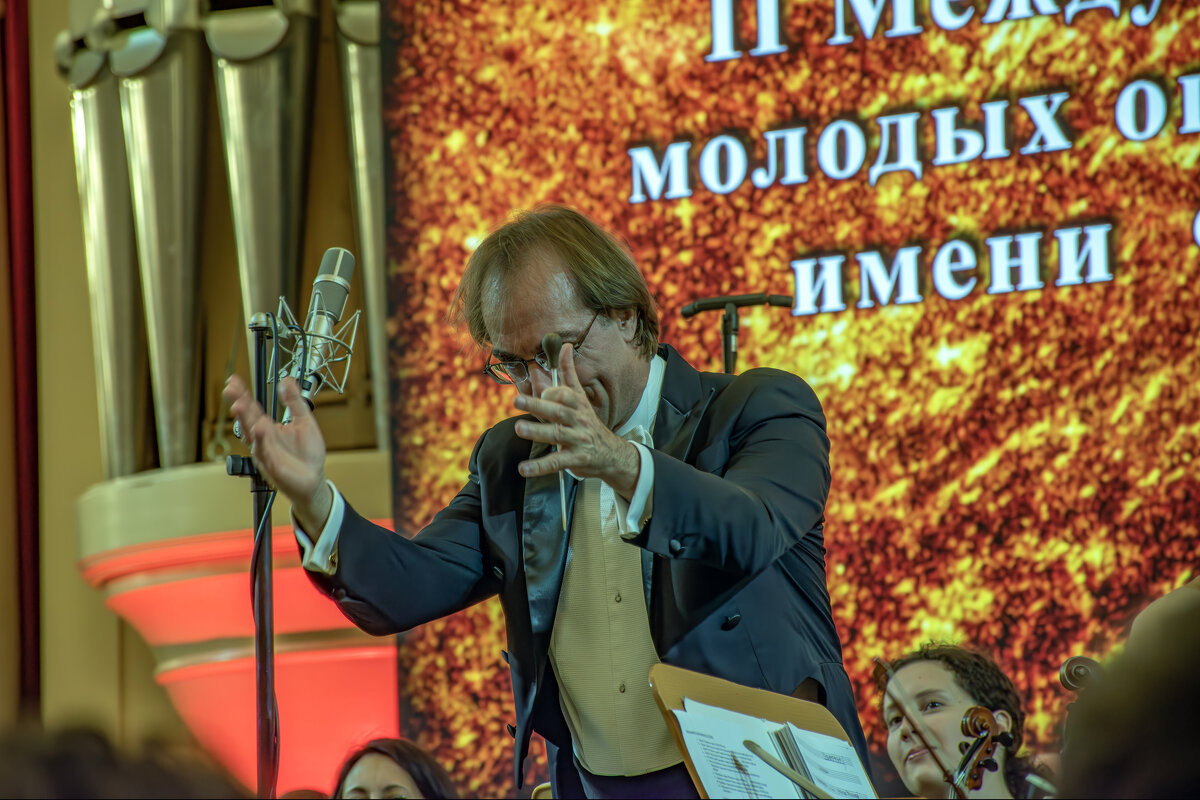 Дирижер - Борис Генкин