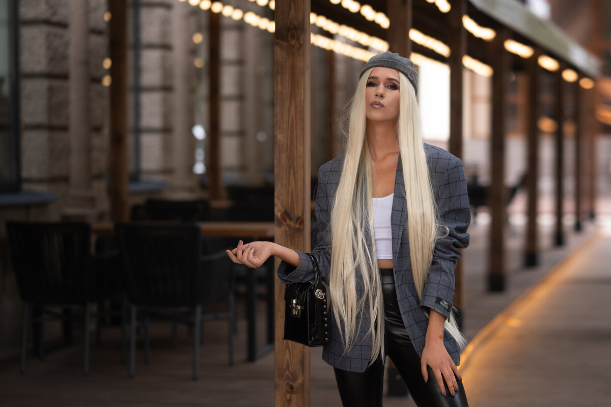 Мария в образе блондинки возле кафе - Viktoria Anufrieva