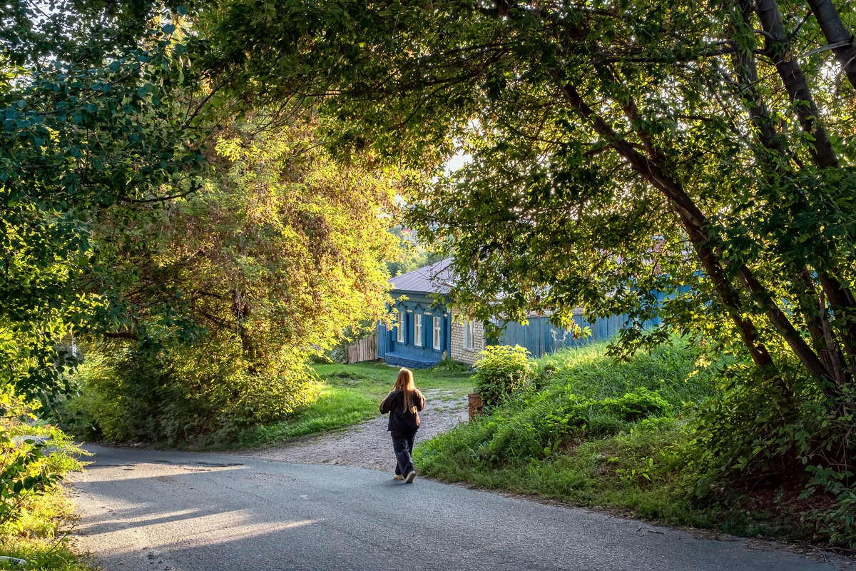 "Притаился у дороги дом..." - Сергей Шатохин "Притаился у дороги дом..." - Сергей Шатохин