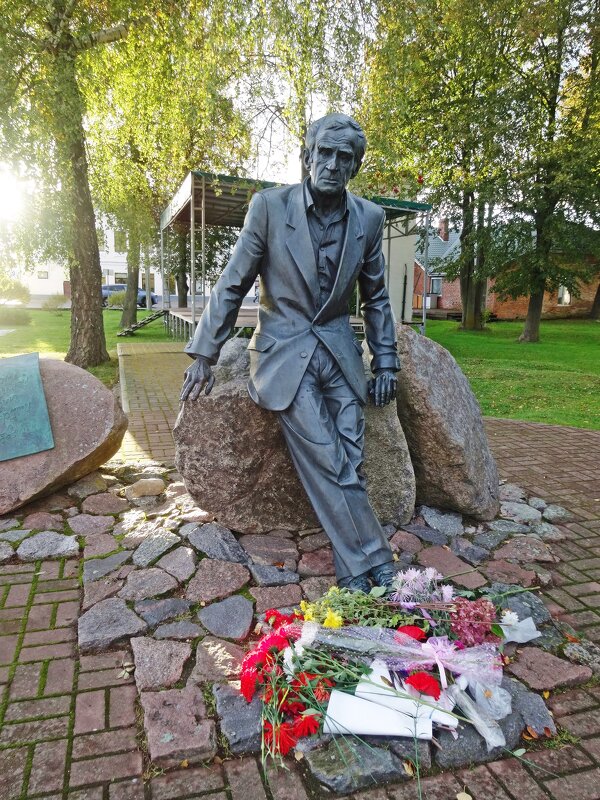 Памятник Зиновию Гердту в г. Себеж - Лидия Бусурина