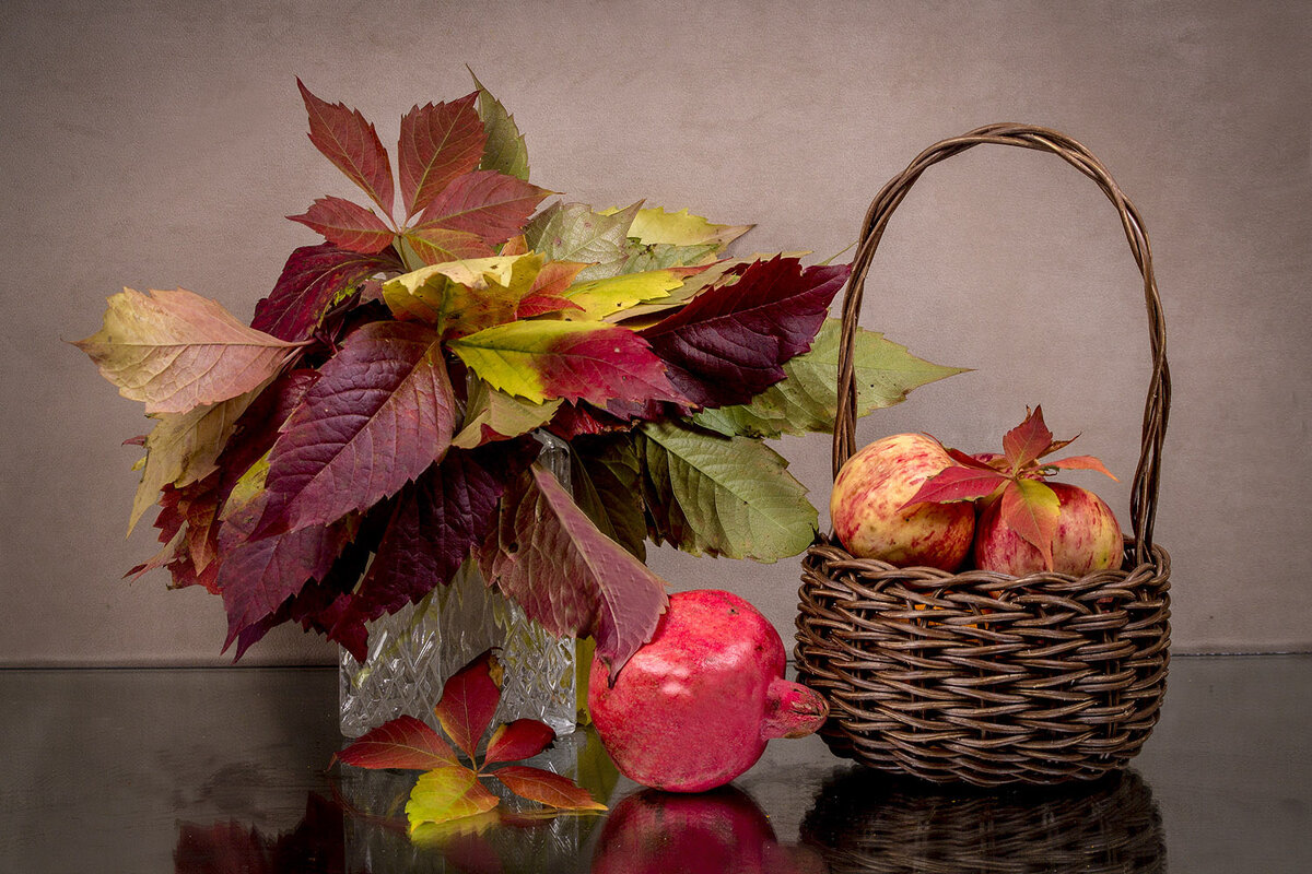 Осенние листья и фрукты - Людмила Павловна Крышковец